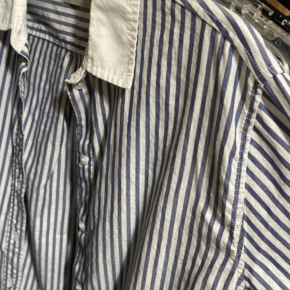 Everlane Silky Cotton shirt. Blue and white striped pattern. Women US 8 - Picture 3 of 3
